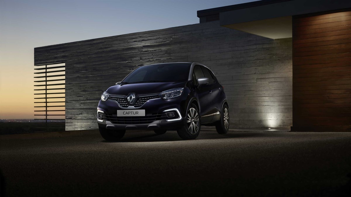 Renault CAPTUR INITIALE PARIS - Voiture stationnée devant un batiment d'architecte
