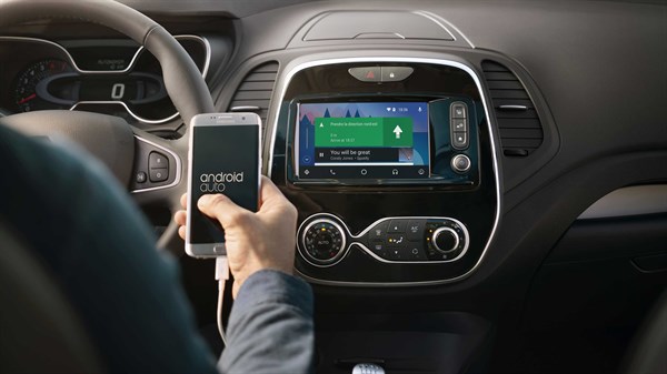 Renault CAPTUR INITIALE PARIS - Homme connectant son smartphone au système multimédia