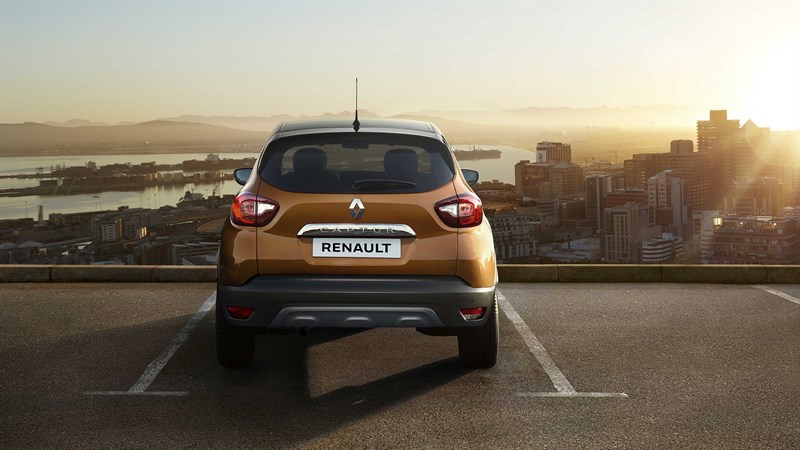 Renault CAPTUR - Véhicule garé sur un parking, devant une grande vue