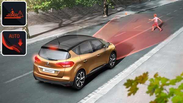 Renault SCENIC - Vue du véhicule en milieu urbain sur route - enfant traverse la route sans regarder