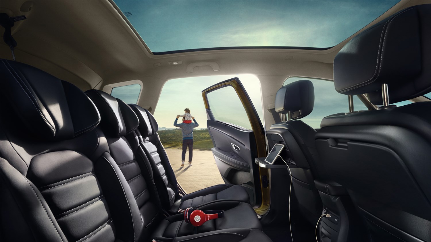 Renault SCENIC - Vue intérieure avec portière arrière ouverte -  toit panoramique 