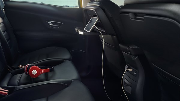Renault SCENIC - Zoom sur la tablette Easy Life située à l'arrière du véhicule côté passager